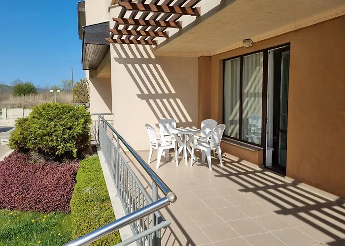 Apartahotel - With A Large Terrace And Direct Access To The Sea Obzor