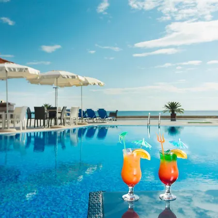 Lejlighedshotel - With A Large Terrace And Direct Access To The Sea Obzor
