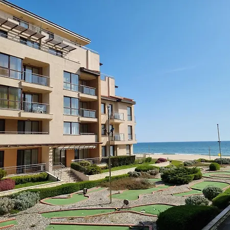 Hotel de apartamente - With A Large Terrace And Direct Access To The Sea