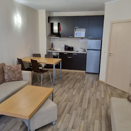Hotel de apartamente - With A Large Terrace And Direct Access To The Sea *
