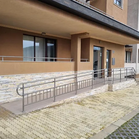 Hotel de apartamente - With A Large Terrace And Direct Access To The Sea