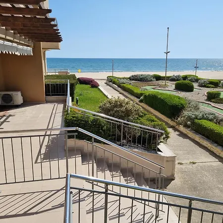Hotel de apartamente - With A Large Terrace And Direct Access To The Sea